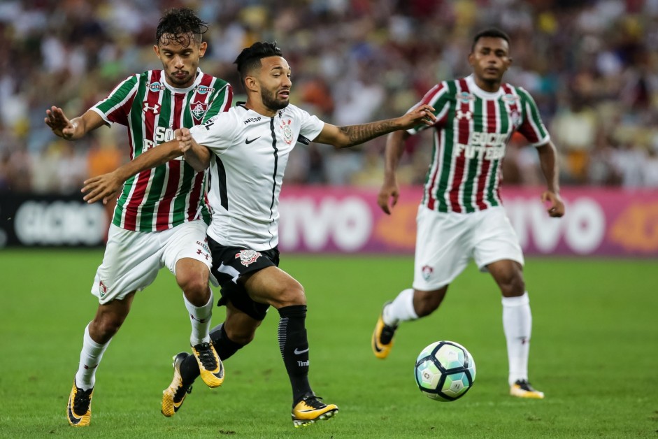 Clayson em ação contra o Fluminense no Maracanã pelo Brasileirão 2017