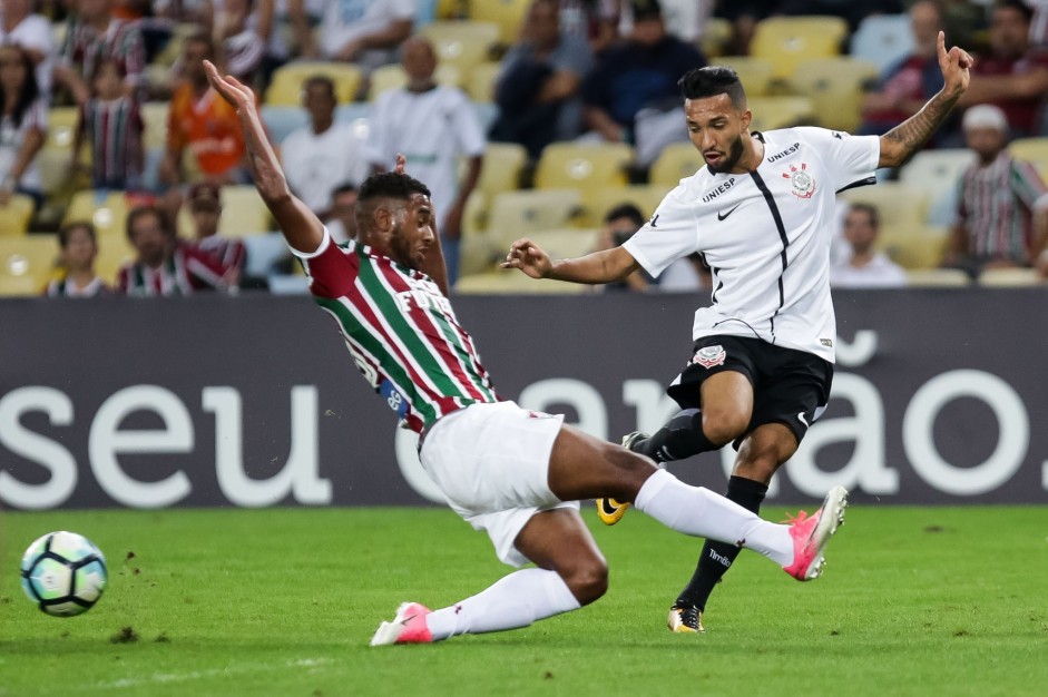 Clayson em ação contra o Fluminense no Maracanã pelo Brasileirão 2017