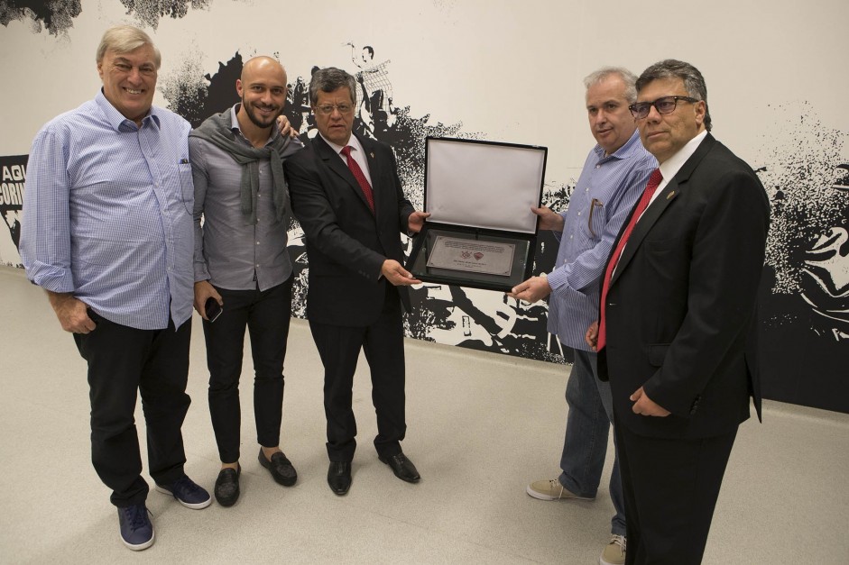 Diretoria entrega placa de boas-vindas a equipe do Patriotas