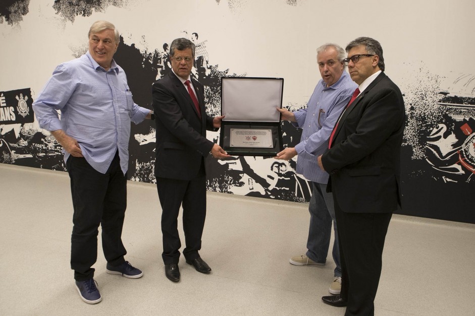 Diretoria entrega placa de boas-vindas a equipe do Patriotas