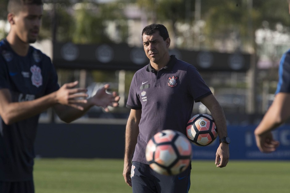 Carille no comandar treino com bola para titulares do Corinthians antes de jogo de sbado