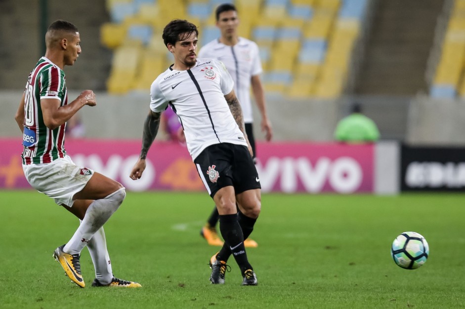 Fagner em ação contra o Fluminense no Maracanã pelo Brasileirão 2017
