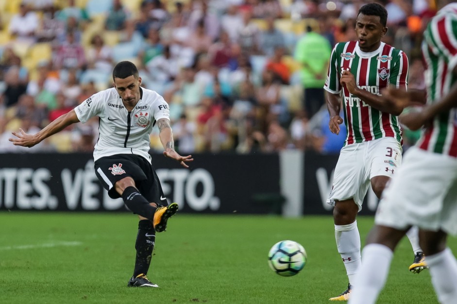 Gabriel atuando contra o Fluminense no Maracan pelo Brasileiro 2017