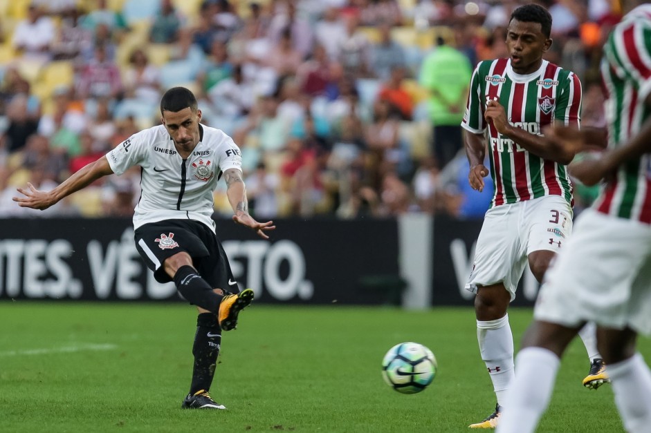Gabriel atuando contra o Fluminense no Maracanã pelo Brasileirão 2017