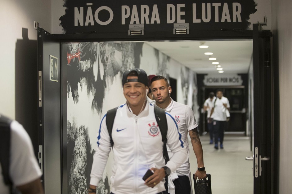 Giovanni Augusto e Maycon antes da partida contra o Patriotas pela Sulamericana