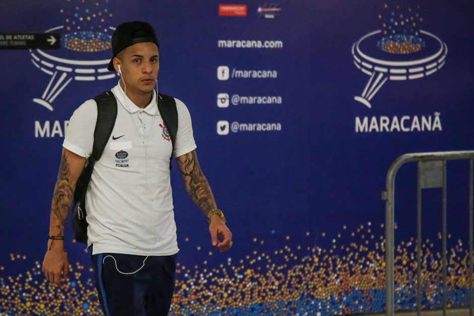 Guilherme Arana na chegada ao estádio antes da partida contra o Fluminense