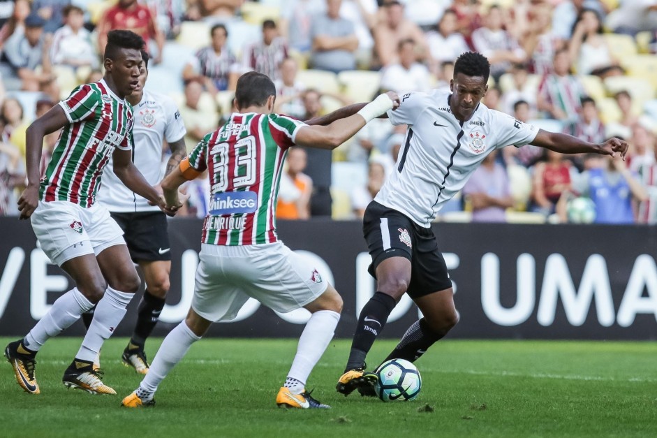 Jô em ação contra o Fluminense no Maracanã pelo Brasileirão 2017