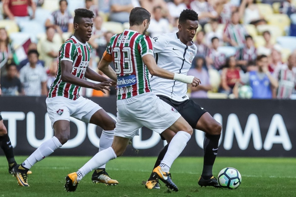 Jô em ação contra o Fluminense no Maracanã pelo Brasileirão 2017
