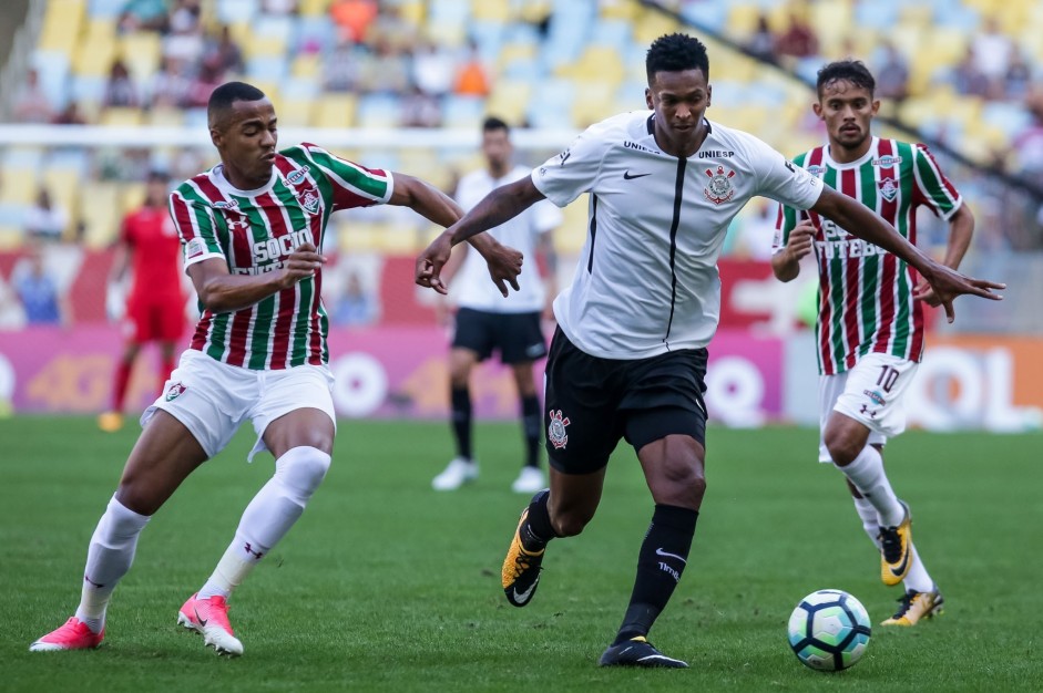 Jô em ação contra o Fluminense no Maracanã pelo Brasileirão 2017