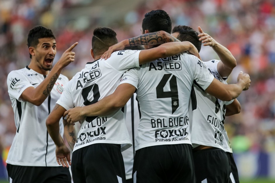 Jogadores comemoram gol na partida contra o Fluminense no Maracanã pelo Brasileirão 2017