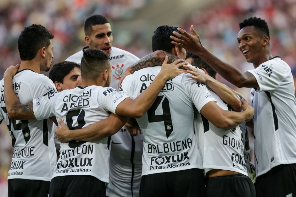 Jogadores comemoram gol na partida contra o Fluminense no Maracanã pelo Brasileirão 2017