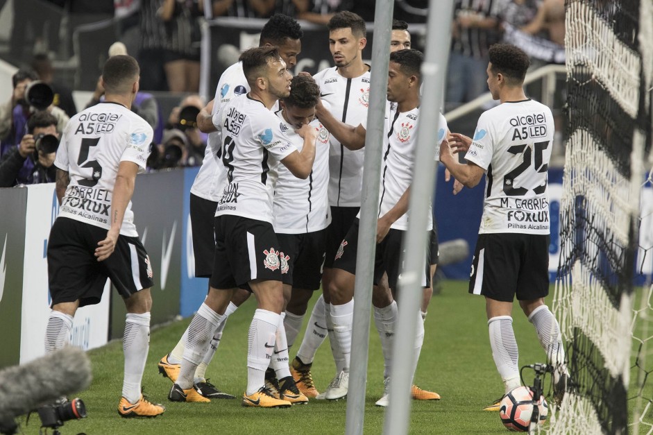 Jogadores comemoram gol na partida contra o Fluminense no Maracanã pelo Brasileirão 2017