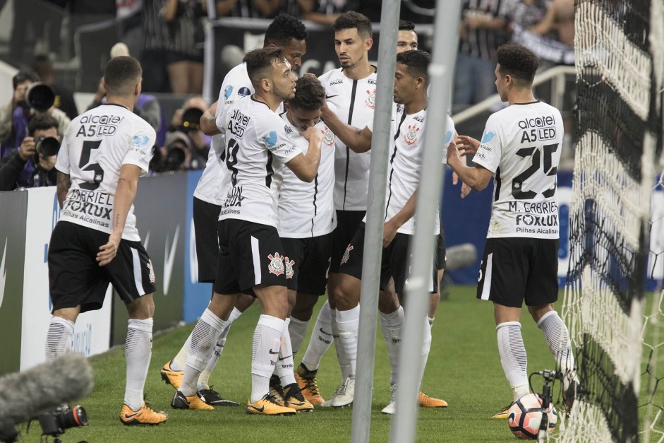 Jogadores comemoram gol na partida contra o Patriotas