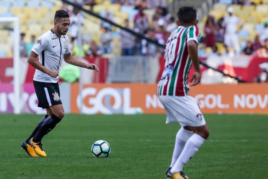 Maycon em ação contra o Fluminense no Maracanã pelo Brasileirão 2017