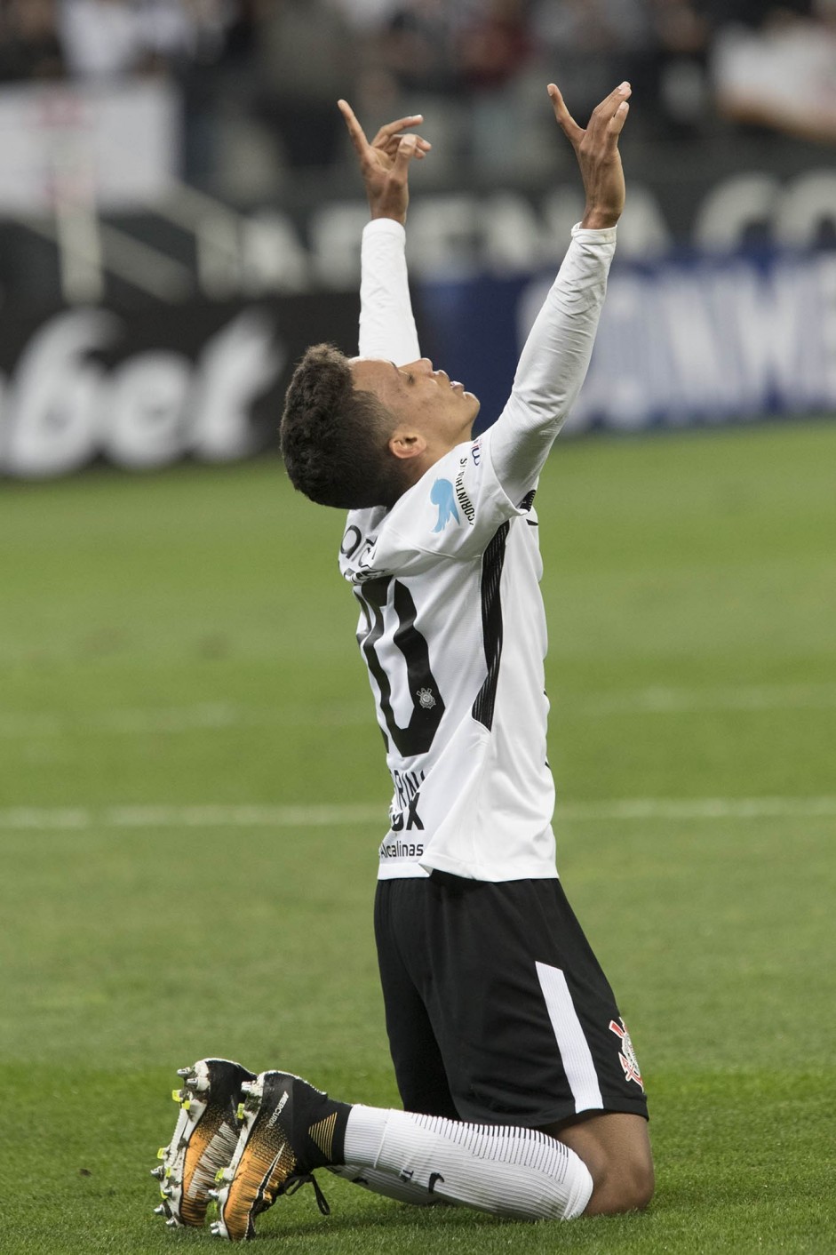 Pedrinho comemora seu primeiro gol como profissional na partida contra o Patriotas