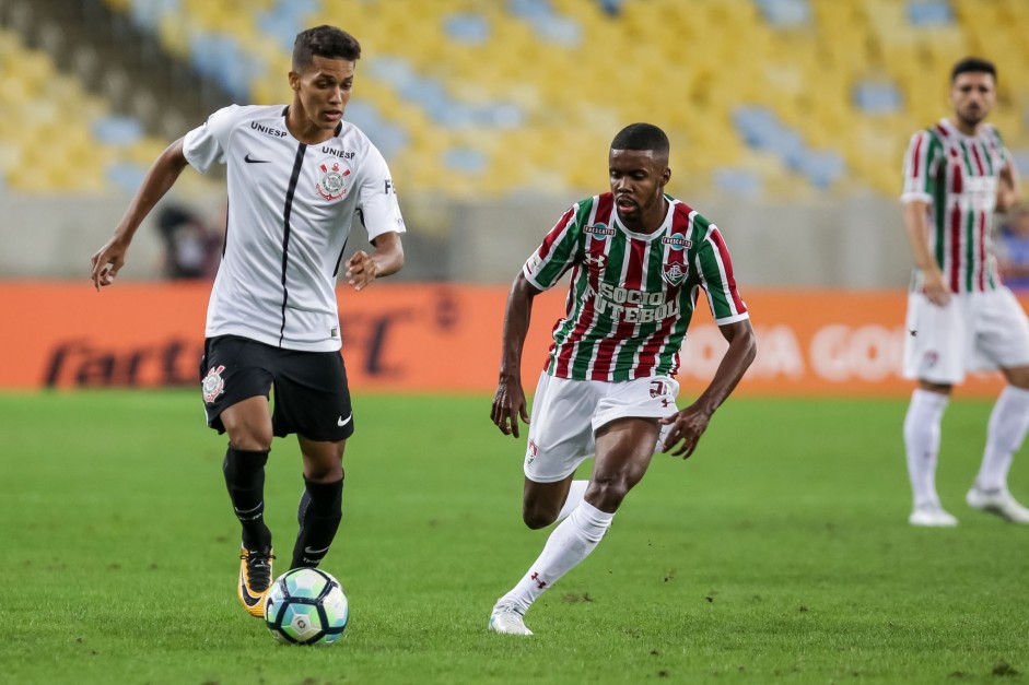 Pedrinho em ação contra o Fluminense no Maracanã pelo Brasileirão 2017