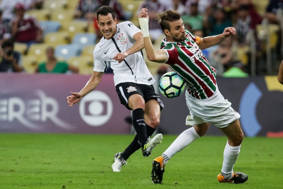 Rodriguinho em ação contra o Fluminense no Maracanã pelo Brasileirão 2017