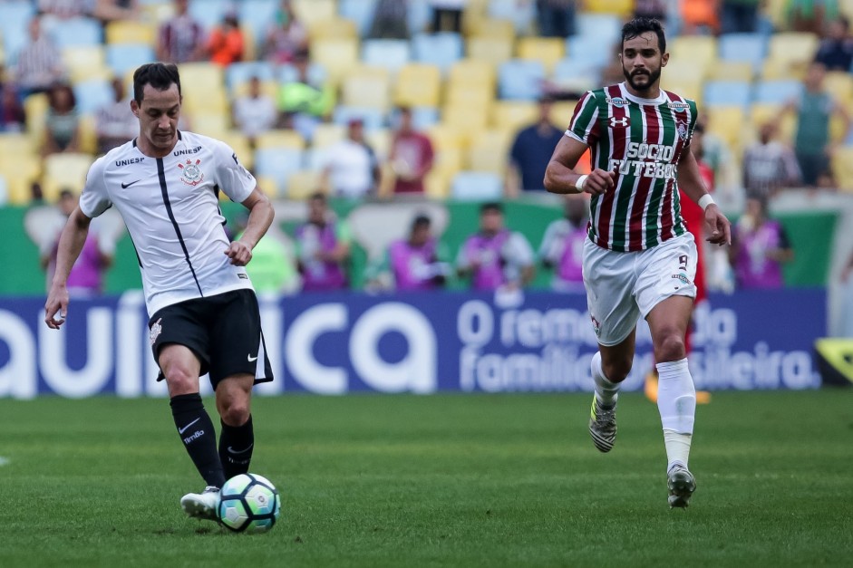 Rodriguinho em ação contra o Fluminense no Maracanã pelo Brasileirão 2017