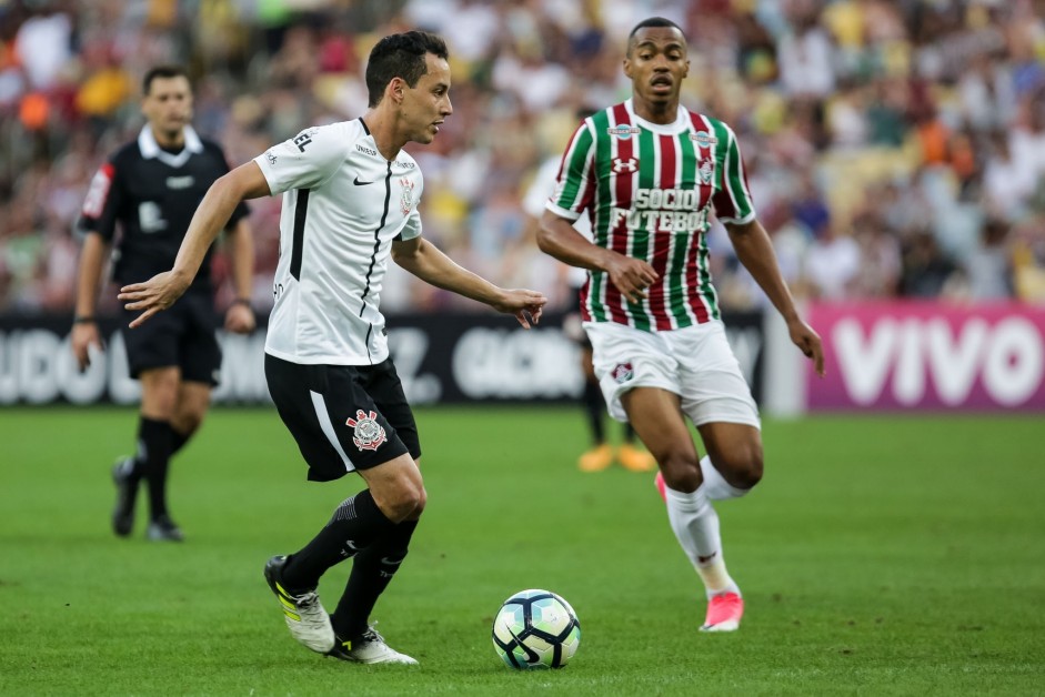 Rodriguinho em ação contra o Fluminense no Maracanã pelo Brasileirão 2017