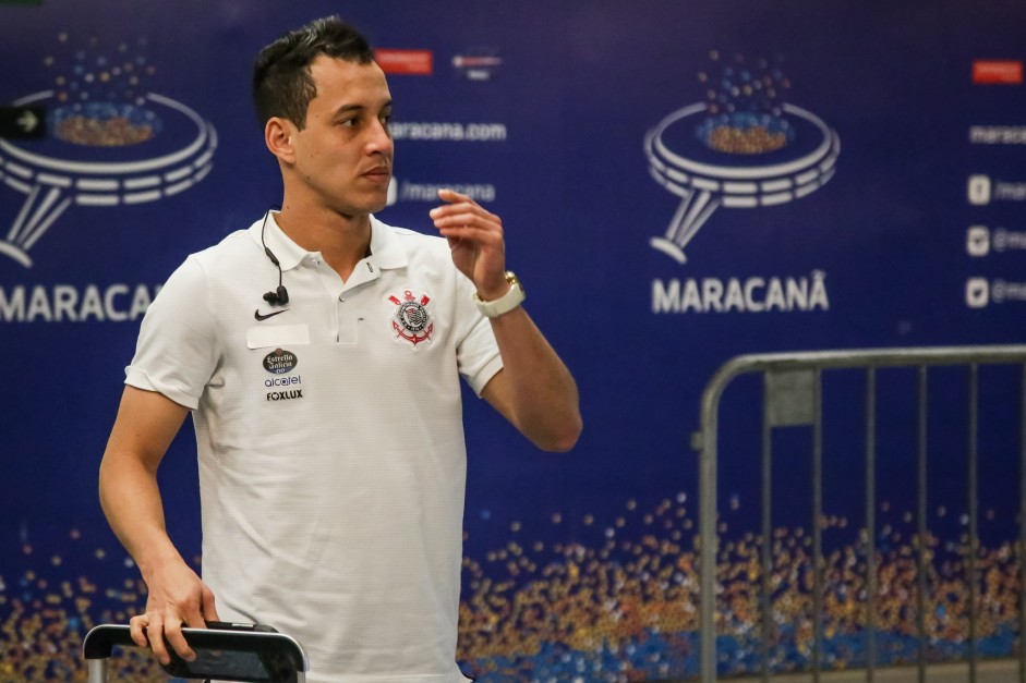 Rodriguinho na chegada ao estádio antes da partida contra o Fluminense
