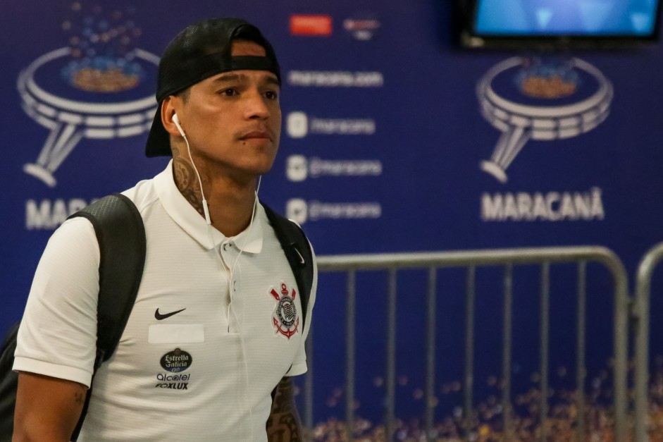 Titular Giovanni Augusto na chegada ao estádio antes da partida contra o Fluminense