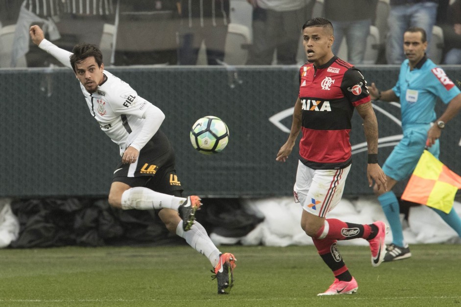 Fagner foi titular mais uma vez contra o Flamengo