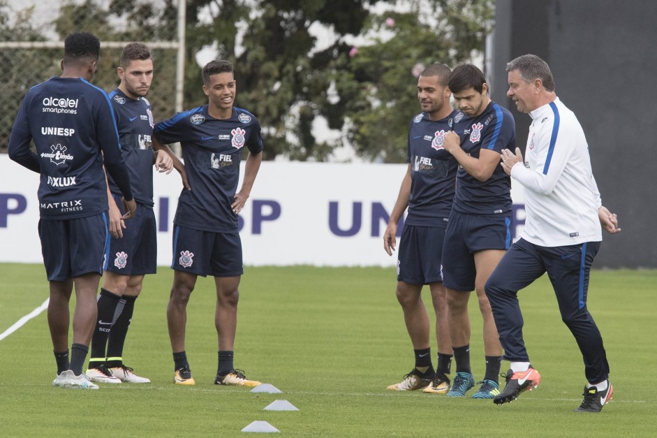 Jogadores treinaram no CT Joaquim Grava para enfrentar o Atltico Mineiro na quarta-feira
