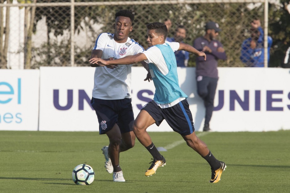 O jovem Pedrinho enfrentar Moiss durante treino