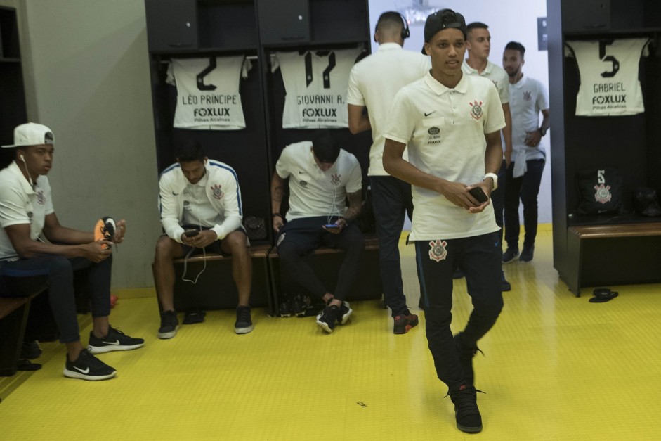 Pedrinho caminha todo tranquilo no vestirio do Mineiro antes do jogo contra o Atltico