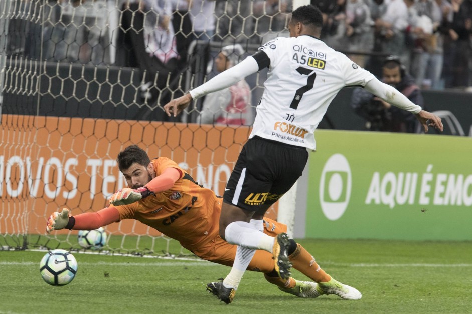 J arriscando um chute a gol; ele  o artilheiros do Corinthians na atual temporada
