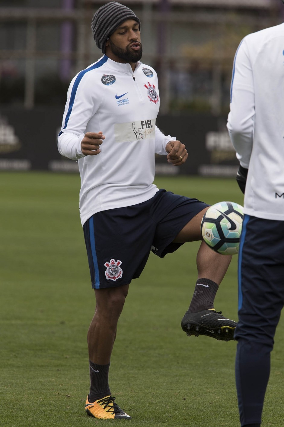 Fellipe Bastos teve uma pequena discussão durante o treino