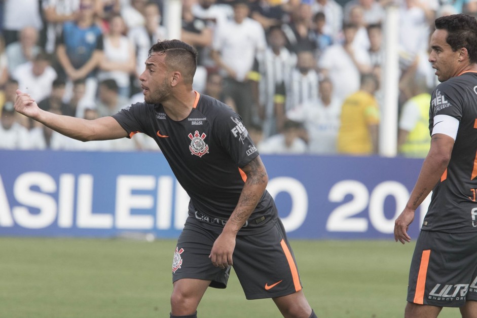 Maycon esbraveja durante a partida contra o Santos, na Vila Belmiro