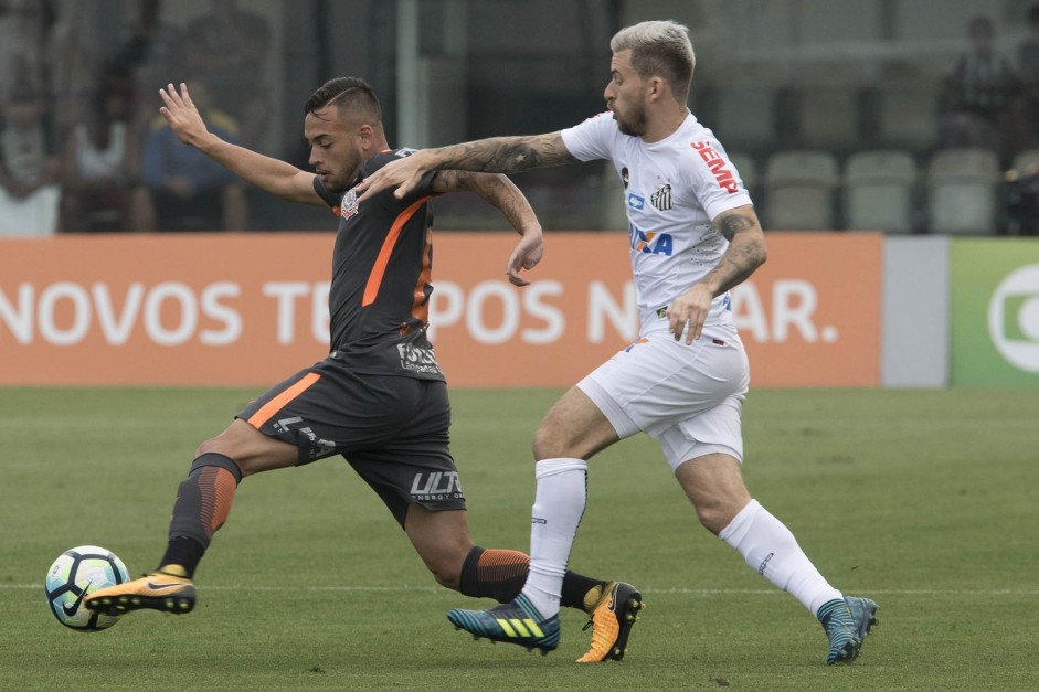 Maycon perseguido por Lucas Lima na partida contra o Santos, na Vila Belmiro