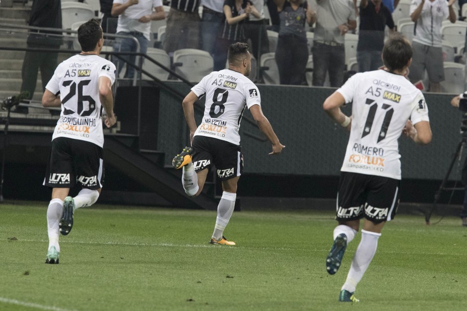Corinthians de Maycon, autor do gol no ltimo jogo, contra o Racing, volta a campo neste domingo
