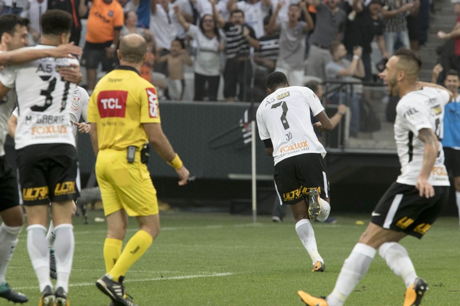 Arbitragem tem sido assunto recorrente no dia-a-dia do Corinthians Arbitragem tem sido assunto recorrente no dia-a-dia do Corinthians