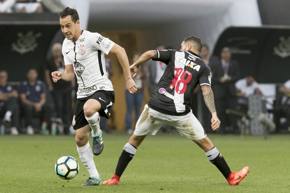 Meia foi titular em vitria que devolveu os dez pontos de vantagem ao Corinthians