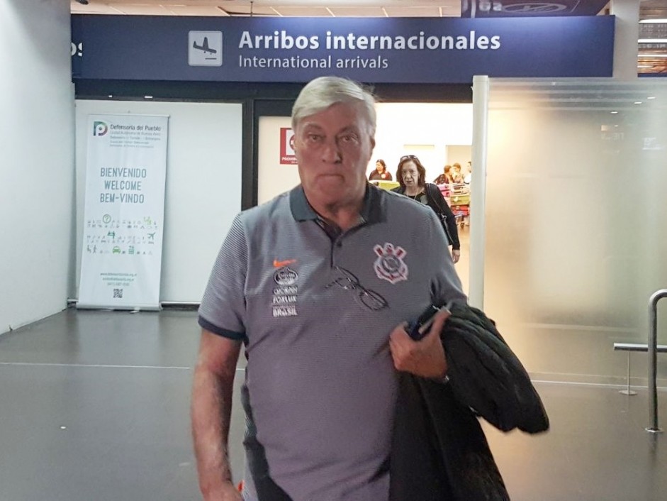 Diretor Flvio Adauto no desembarque na Argentina; instantes depois, falou com a imprensa