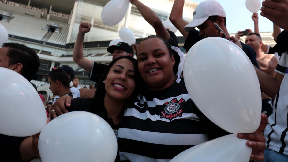 Bales, bandeiras e muita alegrias regaram o treino deste sbado na Arena Corinthians