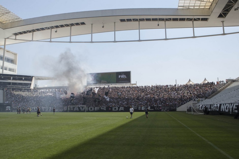 A torcida compareceu em grande nmero no treino aberto ao pblico na Arena Corinthians