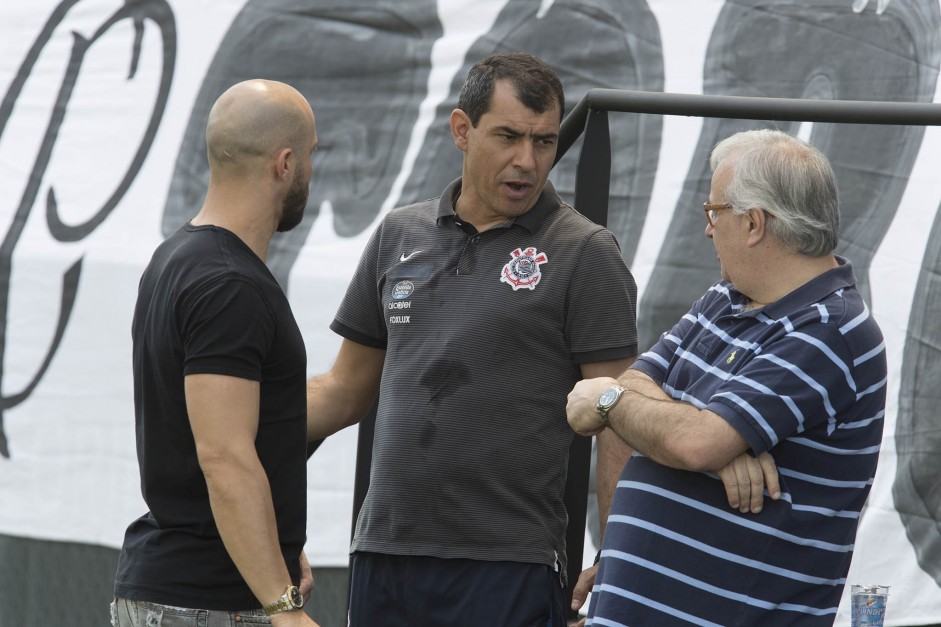 Alessandro, Fábio Carille e Roberto de Andrade durante o treino na Arena Corinthians