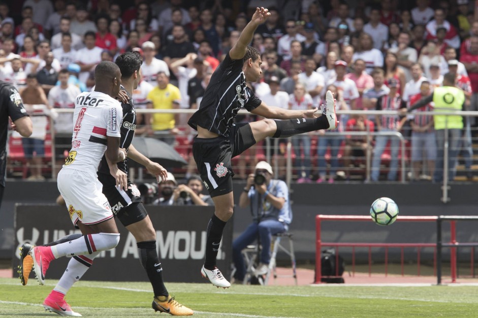 São Paulo e Corinthians empataram por 1 a 1 no Morumbi São Paulo e Corinthians empataram por 1 a 1 no Morumbi