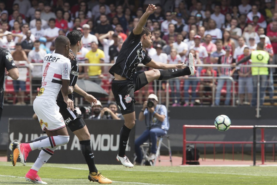 Fagner se esticando todo no clssico contra o So Paulo, no Morumbi