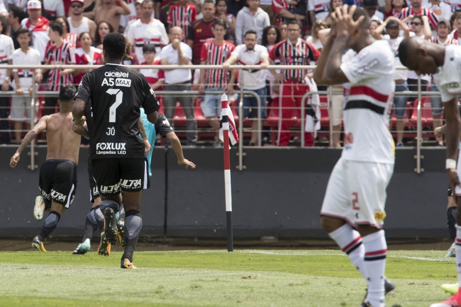 J corre para comemorar o gol de Clayson, contra o So Paulo