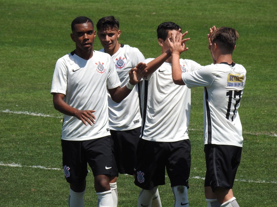 Sub-17 comemora a vitória sobre os visitantes