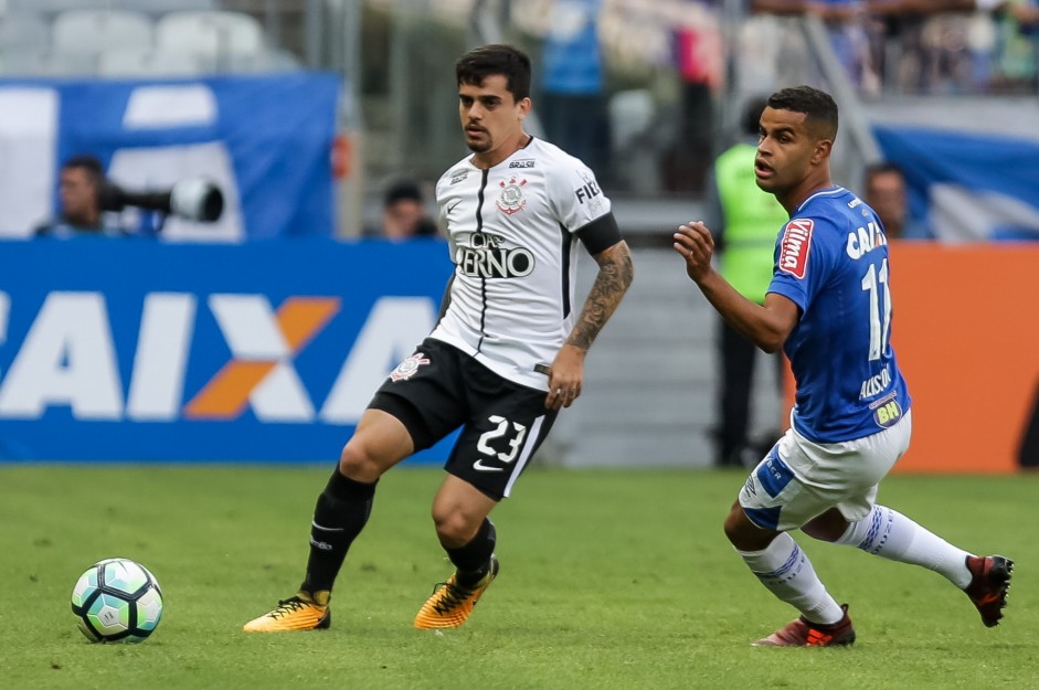 Fagner atuando contra o Cruzeiro no returno do Campeonato Brasileiro