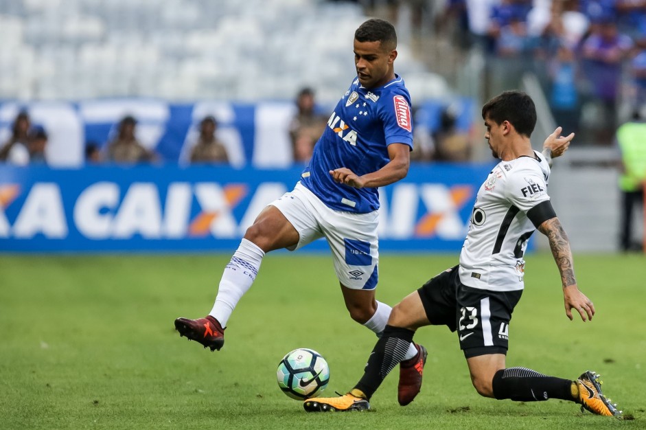 Fagner em jogada contra jogador do Cruzeiro, no MIneirão