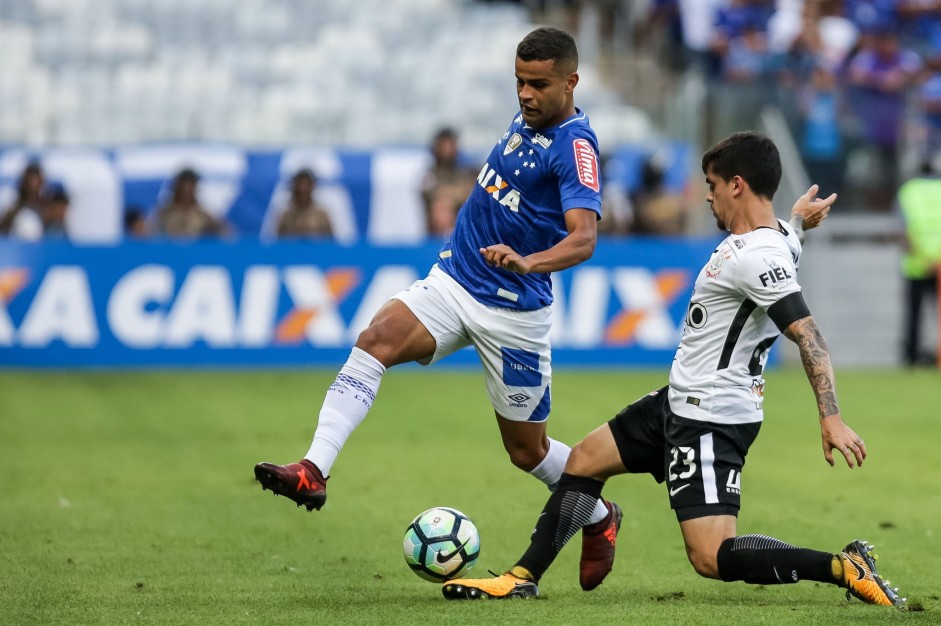 Fagner em jogada contra jogador do Cruzeiro, no MIneiro