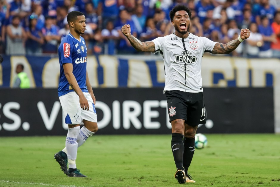Kazim comemorando o gol de empate do Corinthians contra o Cruzeiro