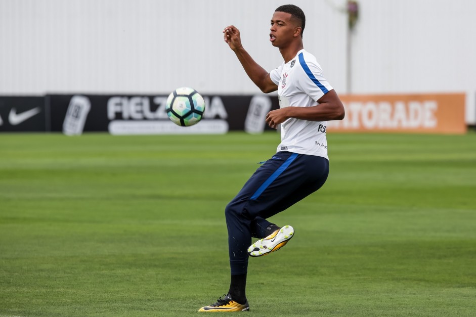 O jovem Carlinhos tem chance de entrar no segundo tempo do duelo contra o Cruzeiro