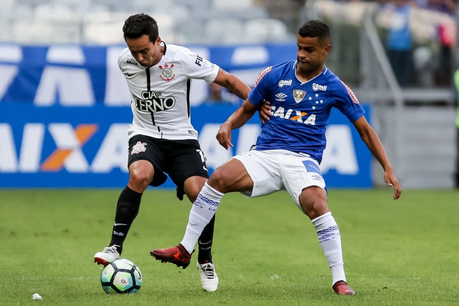 O meia Jadson deu lugar a Marquinhos Gabriel, no segundo tempo contra o Cruzeiro